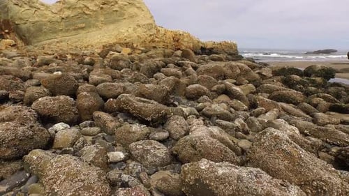 Formaciones rocosas en la costa de