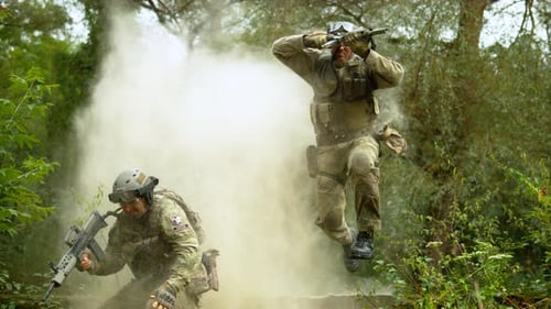 Des militaires en action, au Ralenti