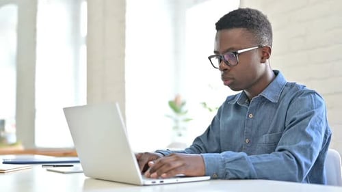 Un Africain réagit au succès en ligne