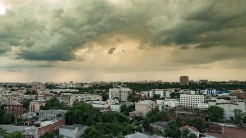 Front de tempête et timelapse de pluie au-dessus de la ville nocturne