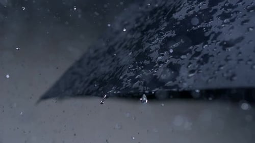 Rain and umbrella, Slow Motion