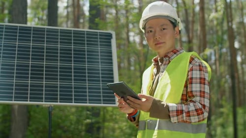Frau arbeitet in einer Solaranlage