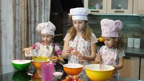 Drei Mädchen backen zusammen