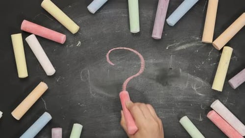 mano femenina sosteniendo tiza rosa y dibujando