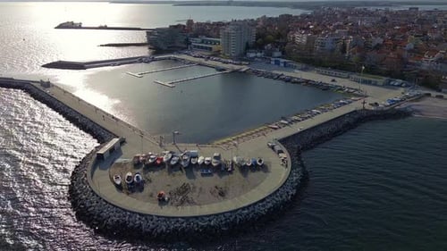 Blick aus großer Höhe auf dem Pier der Stadt auf die Inseln von Pomorie mit vielen Booten und Booten