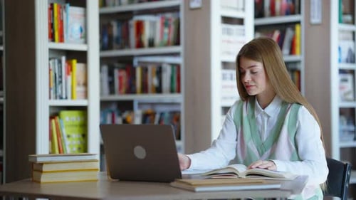 Student studiert in der Bibliothek und forscht