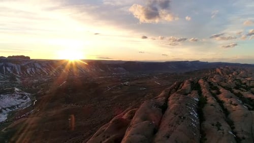 Volando sobre las aletas del desierto viendo la puesta de sol sobre Moab