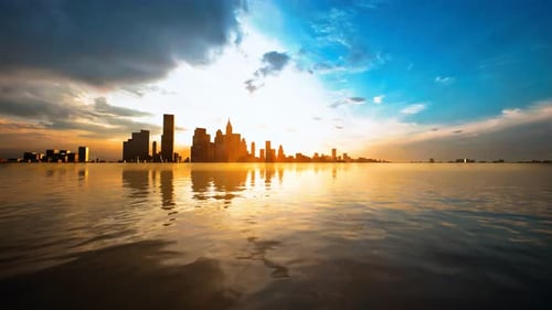 Skyline mit Wolkenkratzern und Meer bei Sonnenuntergang