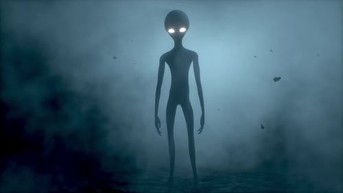 Un
extraterrestre gris effrayant se tient debout et semble clignoter sur un fond fumé foncé. Concept futuriste d'OVNI. 3D