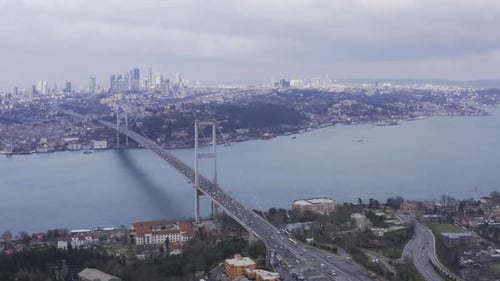 Luftaufnahme Verkehr auf der Istanbuler Bosporus-Brücke