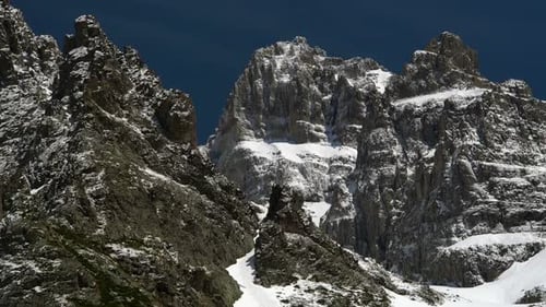 Scharfe felsige Gipfel