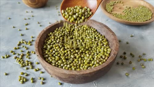 Frijoles mungo secos en un plato con una cuchara de cerca