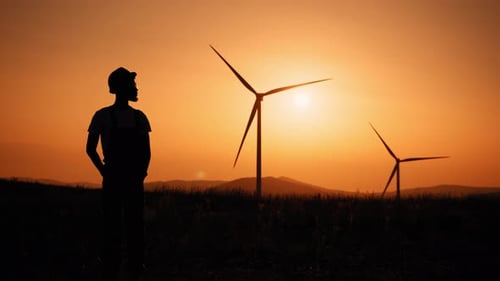 Silhouette Cámara lenta Primer plano de un ingeniero mirando el horizonte orgulloso de