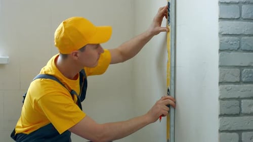 Ingenieur zeichnet Schema.