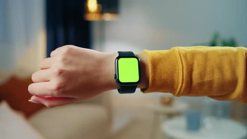 Mujer usando Smartwatch con Chroma Key Closeup