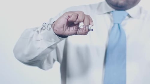 Asiatischer Geschäftsmann schreibt SQL Injection