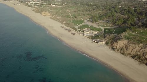 Vue de la côte vide de la plage hors saison avec infrastructure du parc