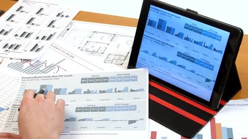 Geschäftsleute, die ein Geschäftsprojekt entwickeln und Marktdateninformationen analysieren