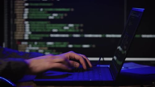 O hacker invade o sistema de segurança