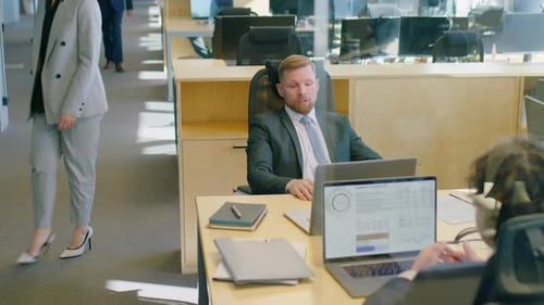 Trabalhador de escritório conversando com o colega durante o dia de trabalho