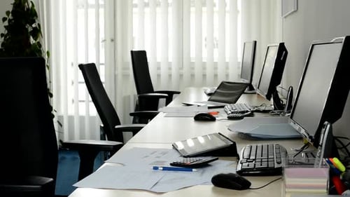 Oficina vacía - Computadoras y otros equipos