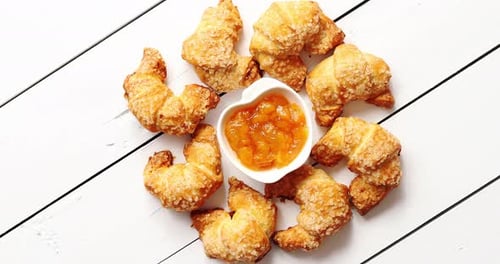 Croissants deitados ao redor da gel
