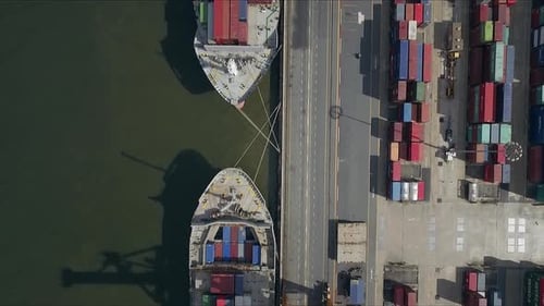 Logistikkonzept Luftaufnahme der Werft des gewerblichen Seeverkehrs mit Frachtschiffen, die darauf warten b