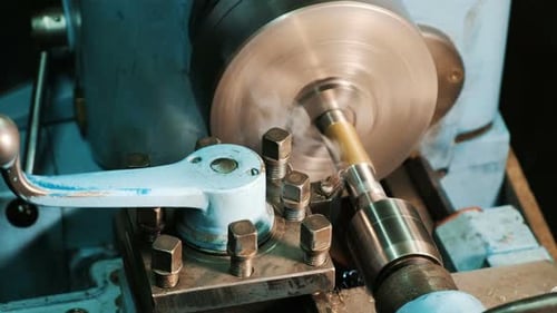 Drehmaschine in Aktion. Cutter entfernt Metallspäne aus dem Stahlbarren, Nahaufnahme.
Metal