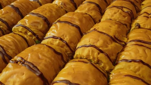 Baklava Traditionelles türkisches Dessert, serviert auf einem Tablett