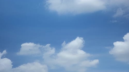4K Sky Time Lapse, wunderschöner Hintergrund, Sky Timelapse von Wolkenkratzern.