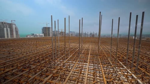 El refuerzo de hierro es la base para verter la base de la casa con losa de concreto.