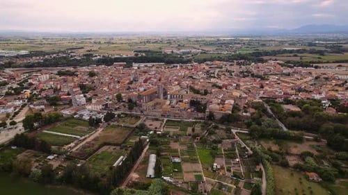 Voo de Drone sobre a cidade de Castello D'Empuries