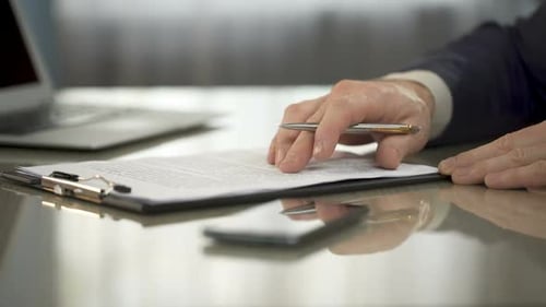 Geschäftsmann liest die Allgemeinen Geschäftsbedingungen des Geschäftsvertrags sorgfältig durch und unterschreibt ihn