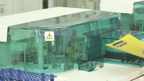 Zeitlupenaufnahme einer Laborzentrifuge