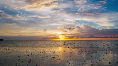 Lapso de tiempo en la playa tropical y el mar al atardecer. Colorido cielo Dramático al anochecer