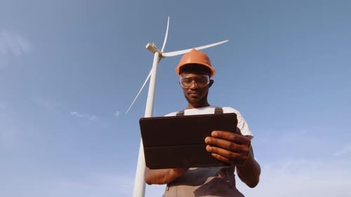 Techniker nutzt digitales Tablet bei der Steuerung des Arbeitsprozesses des Windes