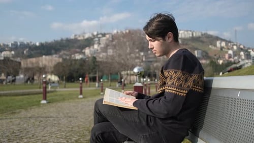 Junger Mann liest Buch