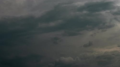 Zeitraffer dunkler Gewitterwolken bewegen sich schnell