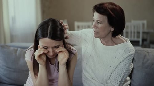 Mutter beruhigt ihre weinende Tochter