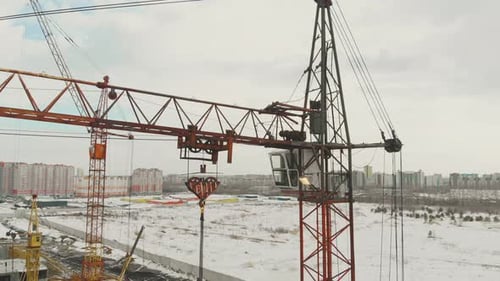Cierre una grúa de construcción que no funciona contra un páramo