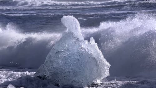 Hielo de un glaciar bañado por las olas del océano Atlántico en una playa Black Diamond en Islandia.
Clima