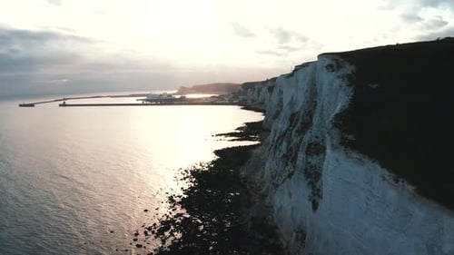 Vista aérea dos penhascos brancos de Dover, voltados para a Europa continental