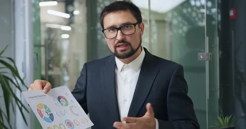 Empresario celebra una conferencia en línea utilizando gráficos de anillos infográficos con sus socios