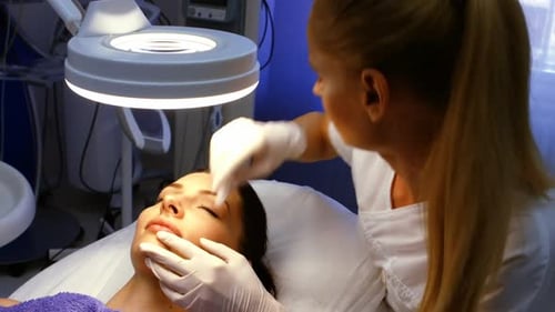 Médico insertando una inyección facial en los labios de una paciente