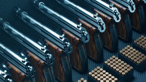 Glänzende Pistolen mit Kugeln. Waffen. Munitionsdepot. Munitionsdeponie. Militärische Ausrüstung.