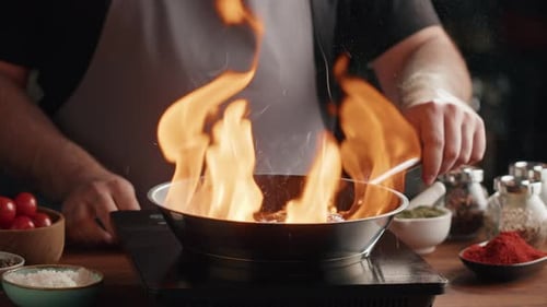 Chef bratende Rippchen mit Flambe-Technik