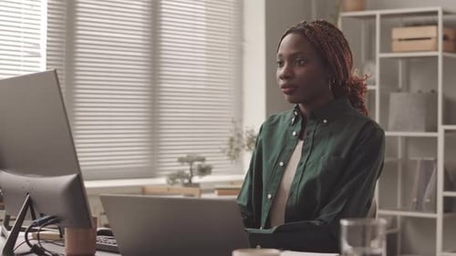 Retrato de una sonriente desarrolladora de software afroamericana