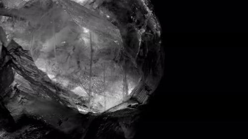 Abstrakte Kristallstein-Makro-Mineral, schwarzer Hintergrund Geheimnisvoller Schmuck aus der Natur. Rotation