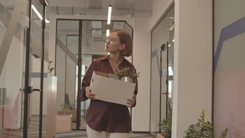 Homme et femme se croisent dans le couloir du bureau