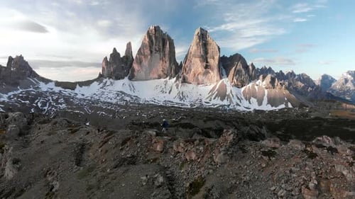 Aerial Man Wanderer Walk Vor dem Berg Tre Cime di Lavaredo in den Dolomiten Italien